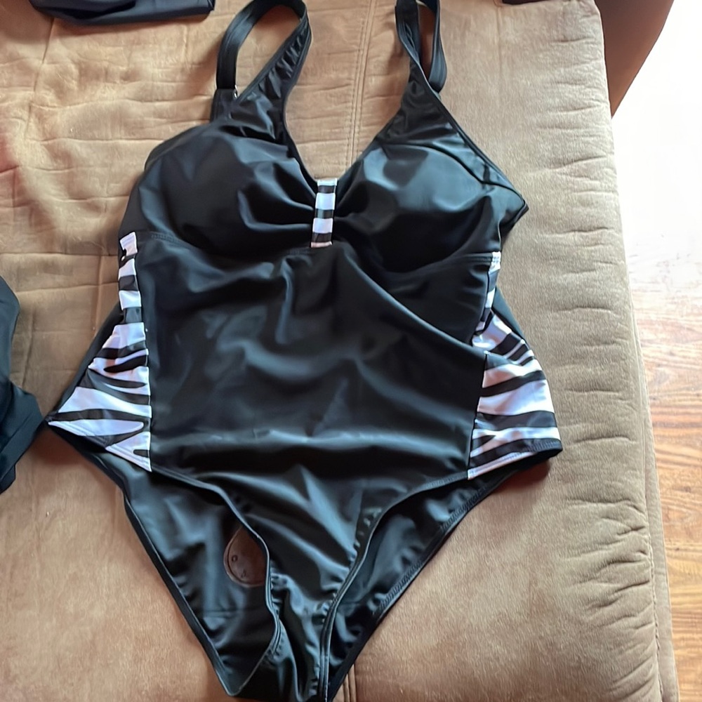Black/white print one piece swimsuit
